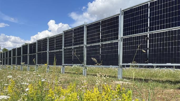 Vertikal bifacial solpanelsmontering